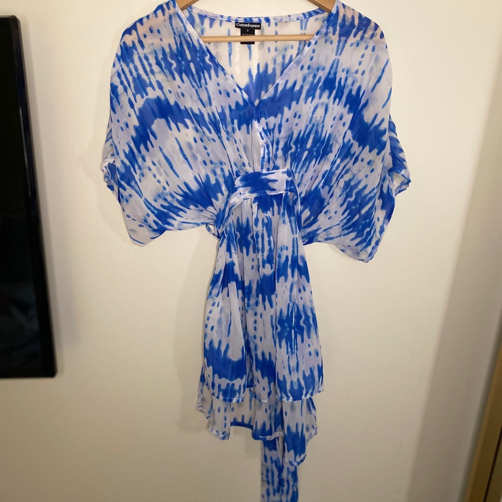 SHEER BlUE/WHITE FLOWY TOP